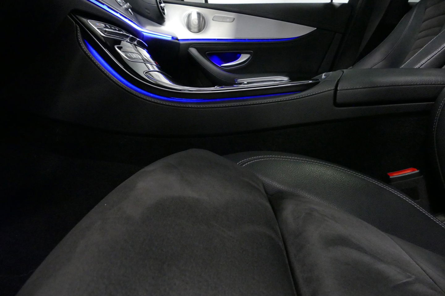 Mercedes-Benz E-Klasse Estate 300 e AMG Line / E63 AMG Grill / E63 AMG Diffuser / Panoramadak / Burmester Sound System / Sfeerverlichting / Luchtvering (achteras) / LED High Performance / 20'' LMV / Night pakket / Apple Carplay - Andriod auto / Stoelverwarming / Trekhaak (zwenk