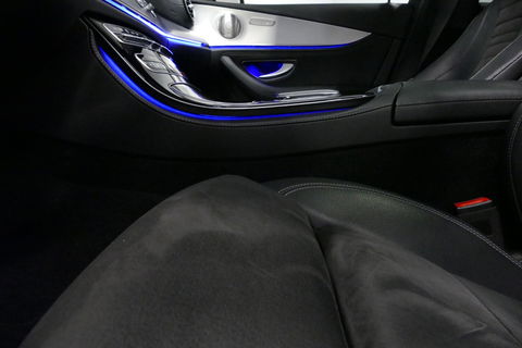 Mercedes-Benz E-Klasse Estate 300 e AMG Line / E63 AMG Grill / E63 AMG Diffuser / Panoramadak / Burmester Sound System / Sfeerverlichting / Luchtvering (achteras) / LED High Performance / 20'' LMV / Night pakket / Apple Carplay - Andriod auto / Stoelverwarming / Trekhaak (zwenk