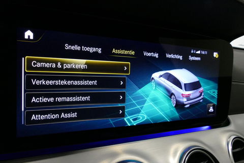 Mercedes-Benz E-Klasse Estate 300 e AMG Line / E63 AMG Grill / E63 AMG Diffuser / Panoramadak / Burmester Sound System / Sfeerverlichting / Luchtvering (achteras) / LED High Performance / 20'' LMV / Night pakket / Apple Carplay - Andriod auto / Stoelverwarming / Trekhaak (zwenk