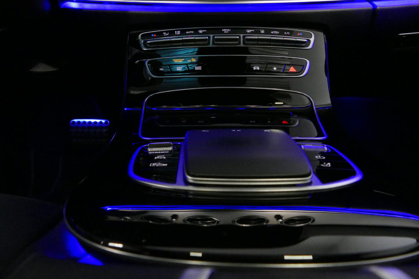 Mercedes-Benz E-Klasse Estate 300 e AMG Line / E63 AMG Grill / E63 AMG Diffuser / Panoramadak / Burmester Sound System / Sfeerverlichting / Luchtvering (achteras) / LED High Performance / 20'' LMV / Night pakket / Apple Carplay - Andriod auto / Stoelverwarming / Trekhaak (zwenk