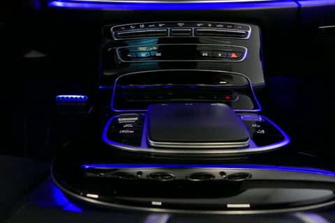 Mercedes-Benz E-Klasse Estate 300 e AMG Line / E63 AMG Grill / E63 AMG Diffuser / Panoramadak / Burmester Sound System / Sfeerverlichting / Luchtvering (achteras) / LED High Performance / 20'' LMV / Night pakket / Apple Carplay - Andriod auto / Stoelverwarming / Trekhaak (zwenk