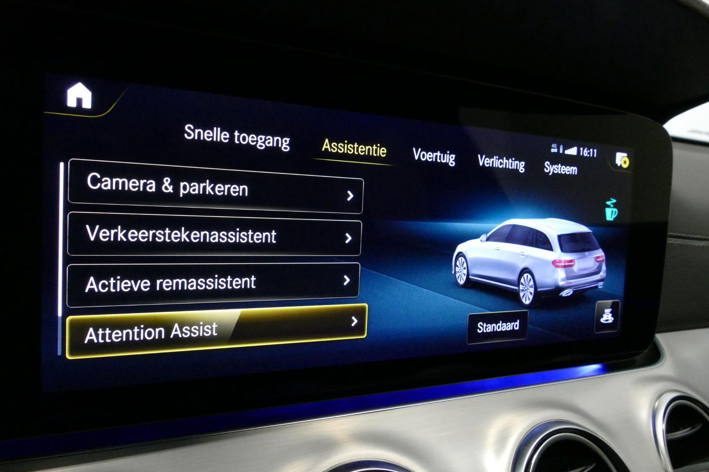 Mercedes-Benz E-Klasse Estate 300 e AMG Line / E63 AMG Grill / E63 AMG Diffuser / Panoramadak / Burmester Sound System / Sfeerverlichting / Luchtvering (achteras) / LED High Performance / 20'' LMV / Night pakket / Apple Carplay - Andriod auto / Stoelverwarming / Trekhaak (zwenk