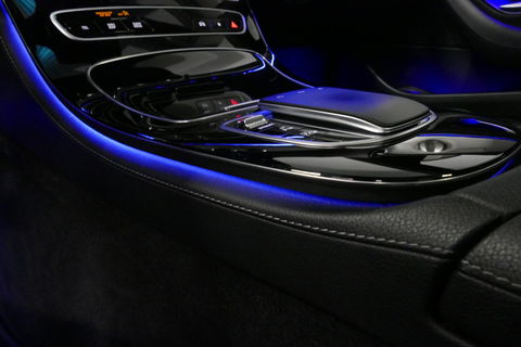 Mercedes-Benz E-Klasse Estate 300 e AMG Line / E63 AMG Grill / E63 AMG Diffuser / Panoramadak / Burmester Sound System / Sfeerverlichting / Luchtvering (achteras) / LED High Performance / 20'' LMV / Night pakket / Apple Carplay - Andriod auto / Stoelverwarming / Trekhaak (zwenk