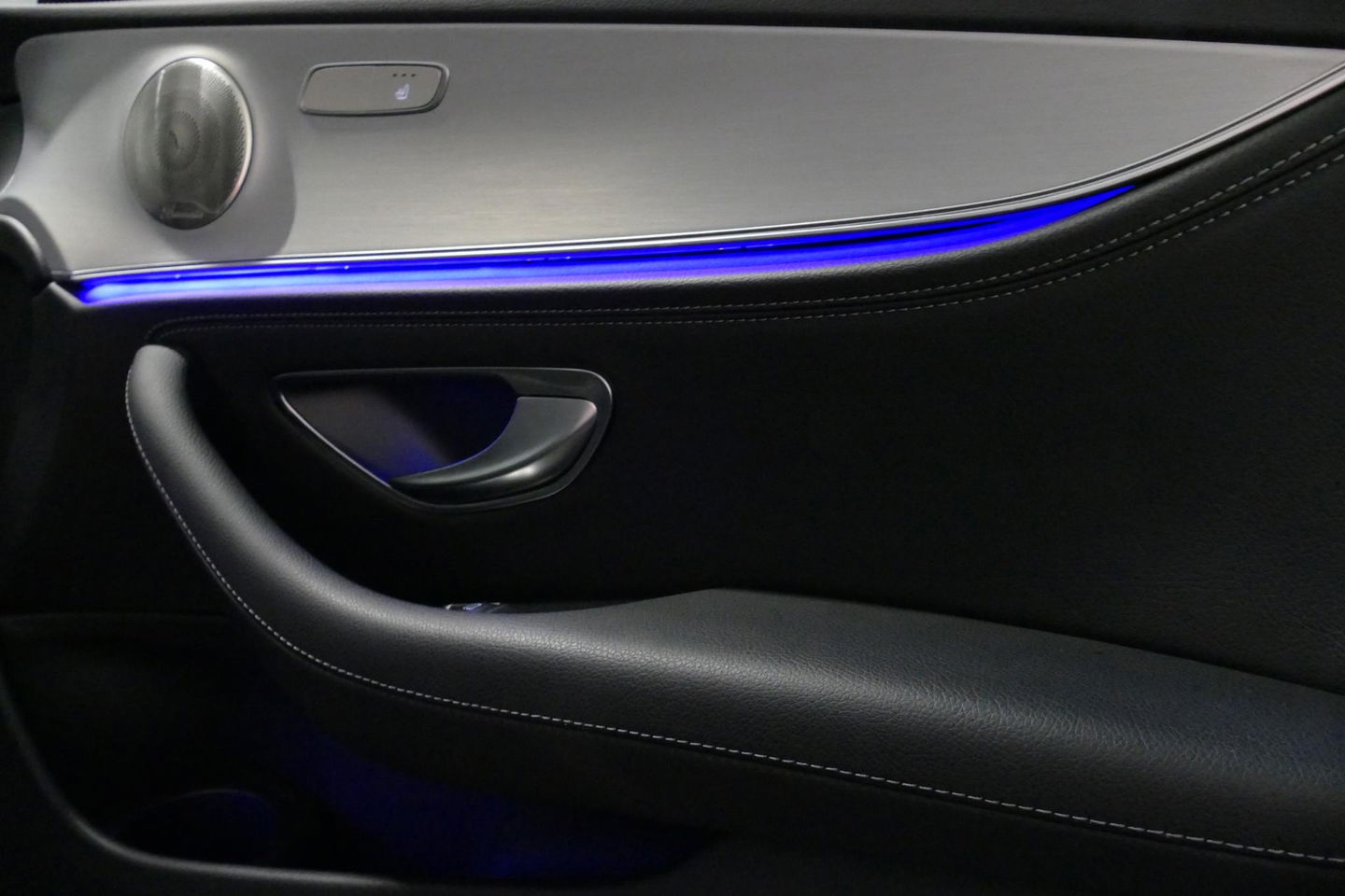 Mercedes-Benz E-Klasse Estate 300 e AMG Line / E63 AMG Grill / E63 AMG Diffuser / Panoramadak / Burmester Sound System / Sfeerverlichting / Luchtvering (achteras) / LED High Performance / 20'' LMV / Night pakket / Apple Carplay - Andriod auto / Stoelverwarming / Trekhaak (zwenk