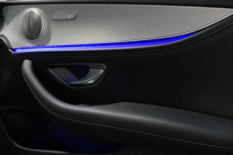 Mercedes-Benz E-Klasse Estate 300 e AMG Line / E63 AMG Grill / E63 AMG Diffuser / Panoramadak / Burmester Sound System / Sfeerverlichting / Luchtvering (achteras) / LED High Performance / 20'' LMV / Night pakket / Apple Carplay - Andriod auto / Stoelverwarming / Trekhaak (zwenk