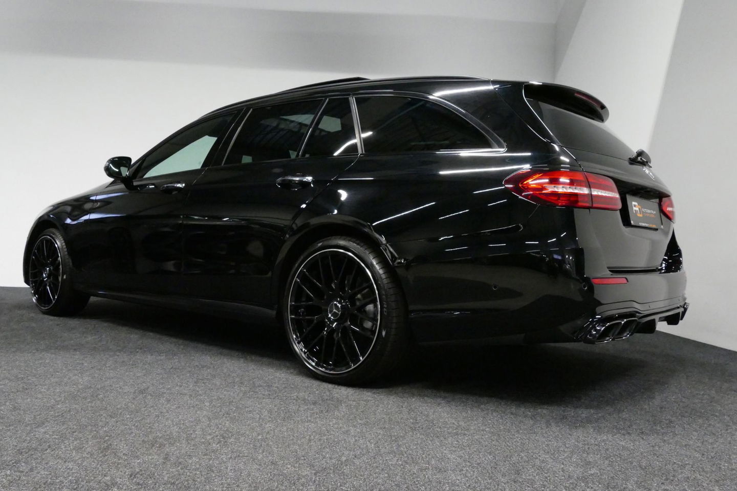 Mercedes-Benz E-Klasse Estate 300 e AMG Line / E63 AMG Grill / E63 AMG Diffuser / Panoramadak / Burmester Sound System / Sfeerverlichting / Luchtvering (achteras) / LED High Performance / 20'' LMV / Night pakket / Apple Carplay - Andriod auto / Stoelverwarming / Trekhaak (zwenk