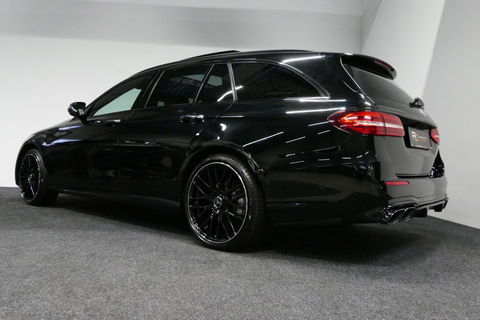 Mercedes-Benz E-Klasse Estate 300 e AMG Line / E63 AMG Grill / E63 AMG Diffuser / Panoramadak / Burmester Sound System / Sfeerverlichting / Luchtvering (achteras) / LED High Performance / 20'' LMV / Night pakket / Apple Carplay - Andriod auto / Stoelverwarming / Trekhaak (zwenk