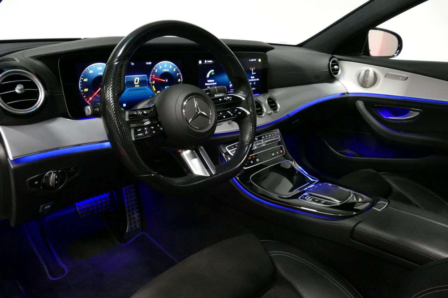 Mercedes-Benz E-Klasse Estate 300 e AMG Line / E63 AMG Grill / E63 AMG Diffuser / Panoramadak / Burmester Sound System / Sfeerverlichting / Luchtvering (achteras) / LED High Performance / 20'' LMV / Night pakket / Apple Carplay - Andriod auto / Stoelverwarming / Trekhaak (zwenk