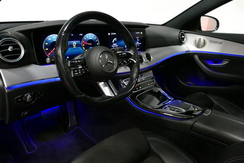 Mercedes-Benz E-Klasse Estate 300 e AMG Line / E63 AMG Grill / E63 AMG Diffuser / Panoramadak / Burmester Sound System / Sfeerverlichting / Luchtvering (achteras) / LED High Performance / 20'' LMV / Night pakket / Apple Carplay - Andriod auto / Stoelverwarming / Trekhaak (zwenk