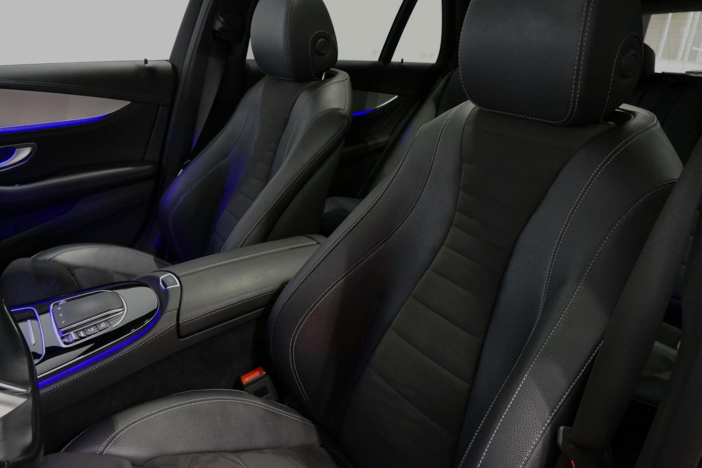 Mercedes-Benz E-Klasse Estate 300 e AMG Line / E63 AMG Grill / E63 AMG Diffuser / Panoramadak / Burmester Sound System / Sfeerverlichting / Luchtvering (achteras) / LED High Performance / 20'' LMV / Night pakket / Apple Carplay - Andriod auto / Stoelverwarming / Trekhaak (zwenk