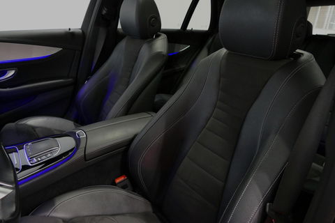 Mercedes-Benz E-Klasse Estate 300 e AMG Line / E63 AMG Grill / E63 AMG Diffuser / Panoramadak / Burmester Sound System / Sfeerverlichting / Luchtvering (achteras) / LED High Performance / 20'' LMV / Night pakket / Apple Carplay - Andriod auto / Stoelverwarming / Trekhaak (zwenk