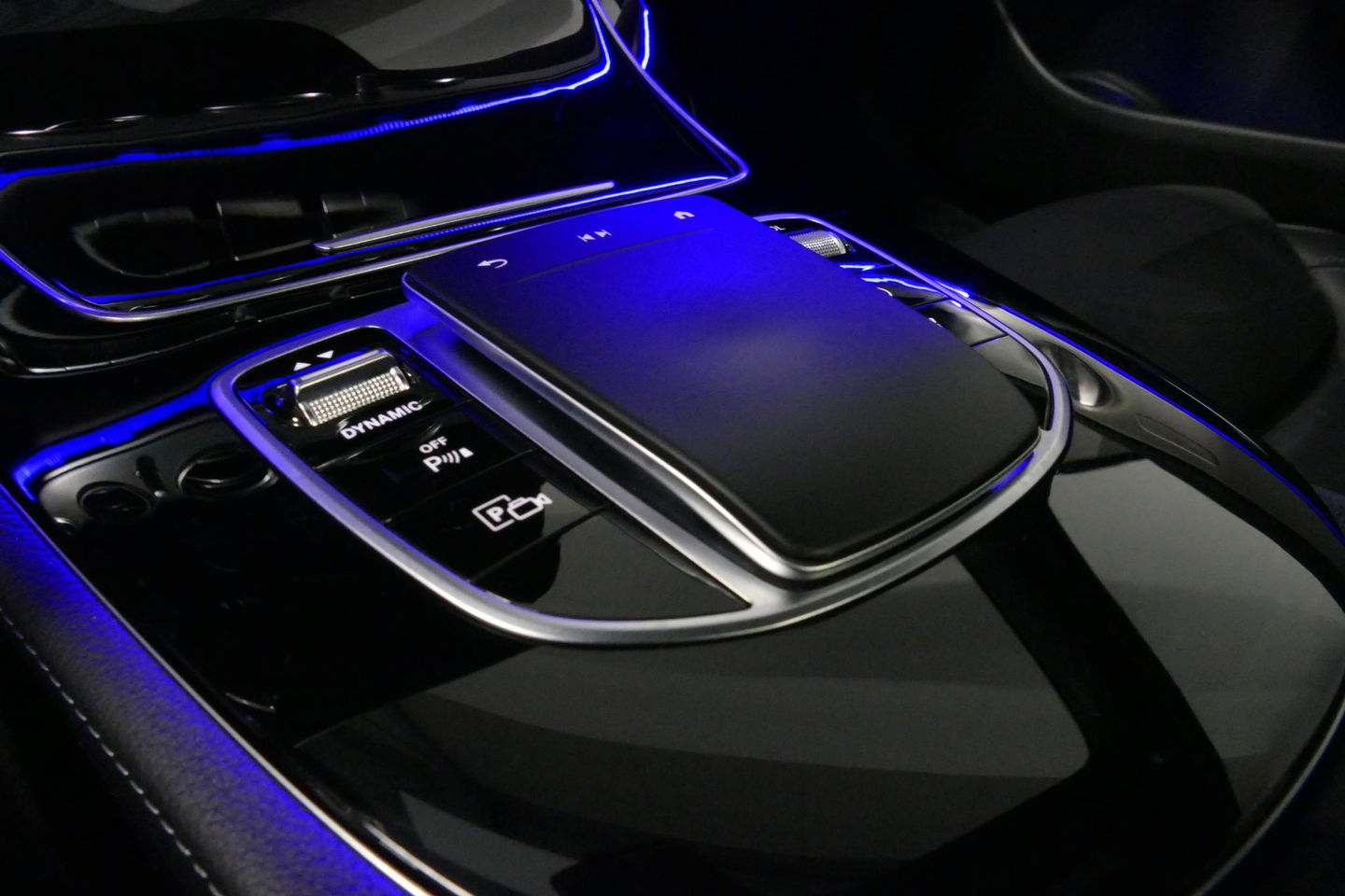 Mercedes-Benz E-Klasse Estate 300 e AMG Line / E63 AMG Grill / E63 AMG Diffuser / Panoramadak / Burmester Sound System / Sfeerverlichting / Luchtvering (achteras) / LED High Performance / 20'' LMV / Night pakket / Apple Carplay - Andriod auto / Stoelverwarming / Trekhaak (zwenk