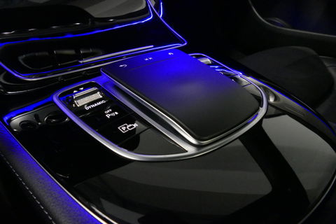 Mercedes-Benz E-Klasse Estate 300 e AMG Line / E63 AMG Grill / E63 AMG Diffuser / Panoramadak / Burmester Sound System / Sfeerverlichting / Luchtvering (achteras) / LED High Performance / 20'' LMV / Night pakket / Apple Carplay - Andriod auto / Stoelverwarming / Trekhaak (zwenk