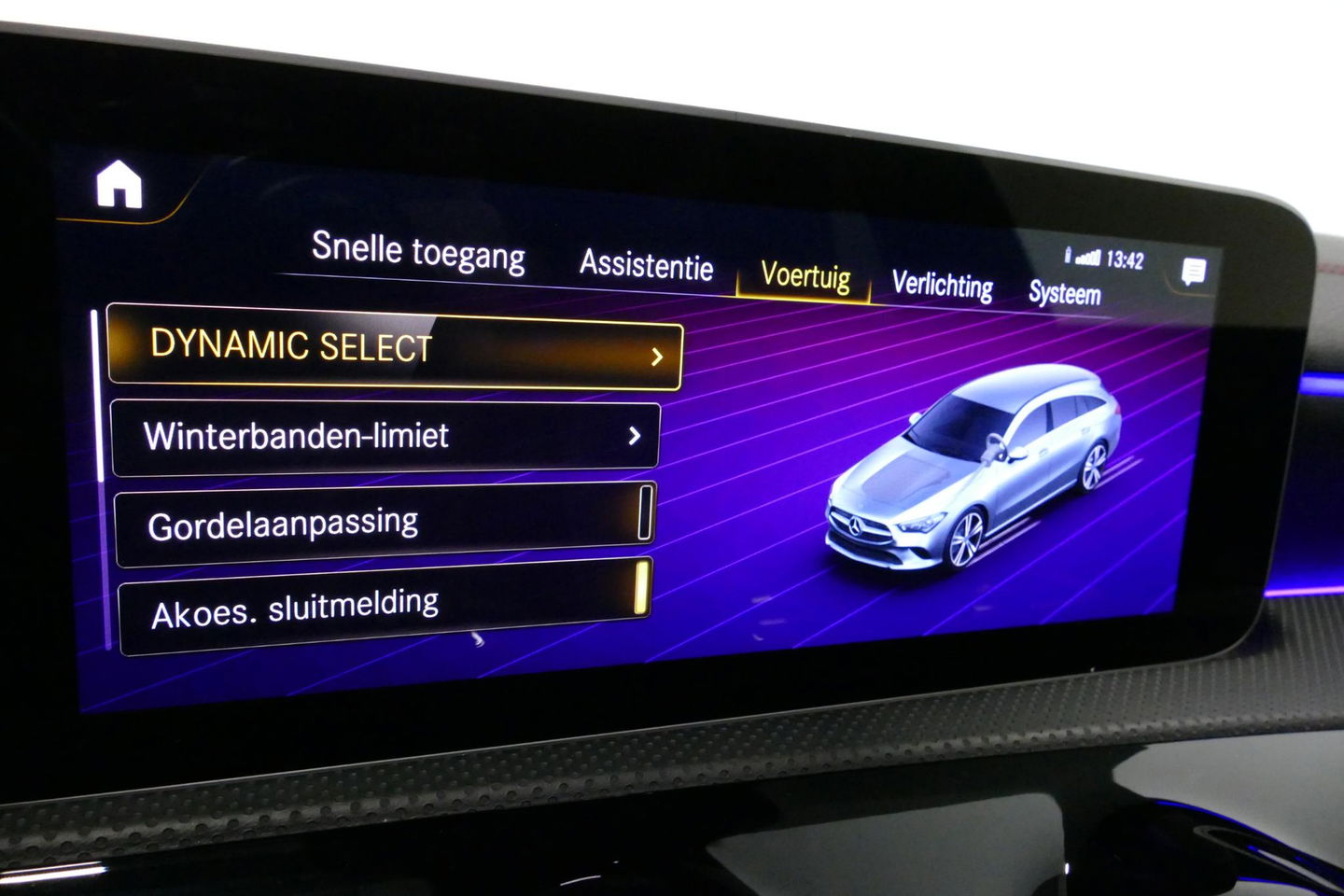 Mercedes-Benz CLA Shooting Brake 220 AMG Line / CLA45 AMG Diffuser / Panamericana Grill / Panoramadak / Burmester Surround Sound / Stoelverwarming / LED High Performance koplampen / Nightpakket / Agility Control / Ambienteverlichting / Widescreen / 19'' LMV / Elektr. bedie