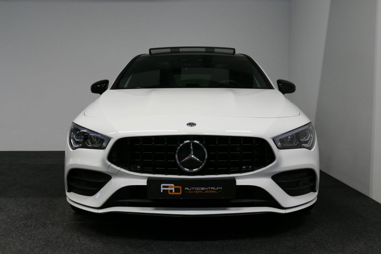 Mercedes-Benz CLA Shooting Brake 220 AMG Line / CLA45 AMG Diffuser / Panamericana Grill / Panoramadak / Burmester Surround Sound / Stoelverwarming / LED High Performance koplampen / Nightpakket / Agility Control / Ambienteverlichting / Widescreen / 19'' LMV / Elektr. bedie