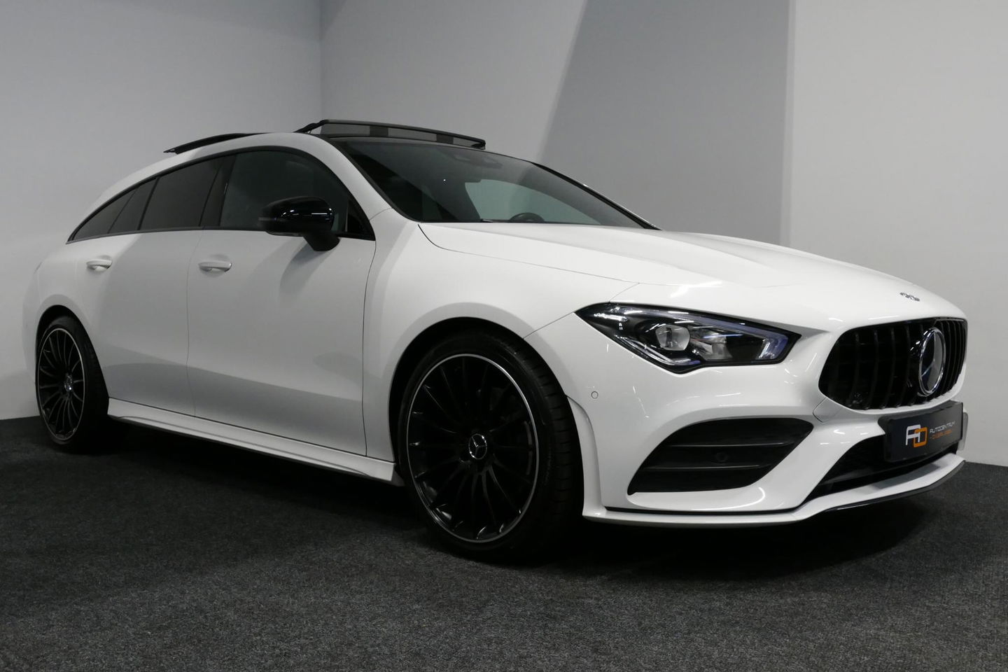 Mercedes-Benz CLA Shooting Brake 220 AMG Line / CLA45 AMG Diffuser / Panamericana Grill / Panoramadak / Burmester Surround Sound / Stoelverwarming / LED High Performance koplampen / Nightpakket / Agility Control / Ambienteverlichting / Widescreen / 19'' LMV / Elektr. bedie