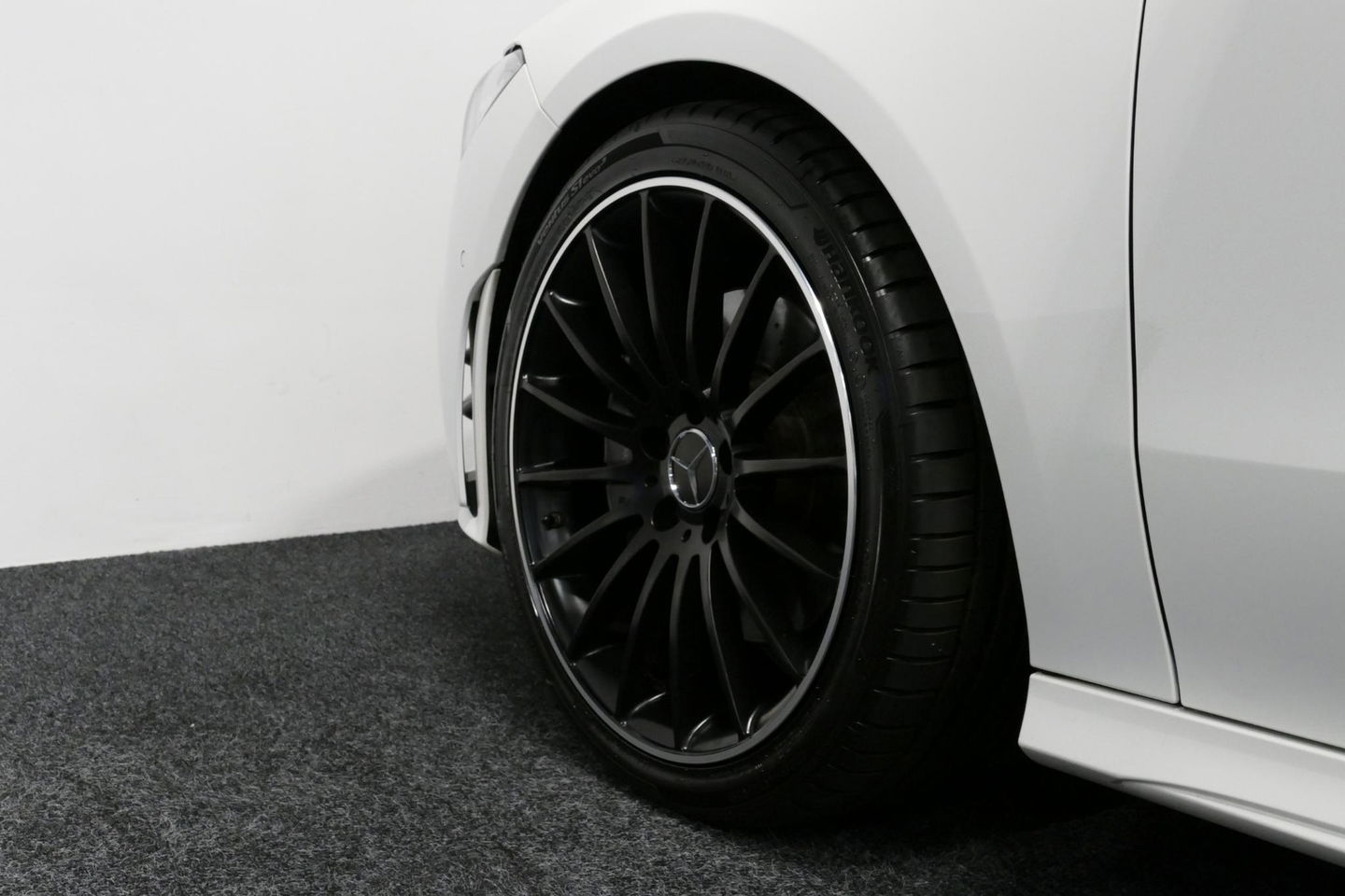 Mercedes-Benz CLA Shooting Brake 220 AMG Line / CLA45 AMG Diffuser / Panamericana Grill / Panoramadak / Burmester Surround Sound / Stoelverwarming / LED High Performance koplampen / Nightpakket / Agility Control / Ambienteverlichting / Widescreen / 19'' LMV / Elektr. bedie