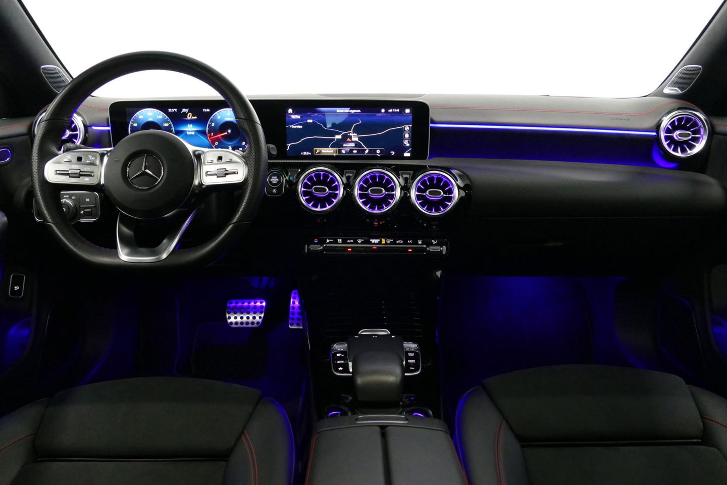 Mercedes-Benz CLA Shooting Brake 220 AMG Line / CLA45 AMG Diffuser / Panamericana Grill / Panoramadak / Burmester Surround Sound / Stoelverwarming / LED High Performance koplampen / Nightpakket / Agility Control / Ambienteverlichting / Widescreen / 19'' LMV / Elektr. bedie
