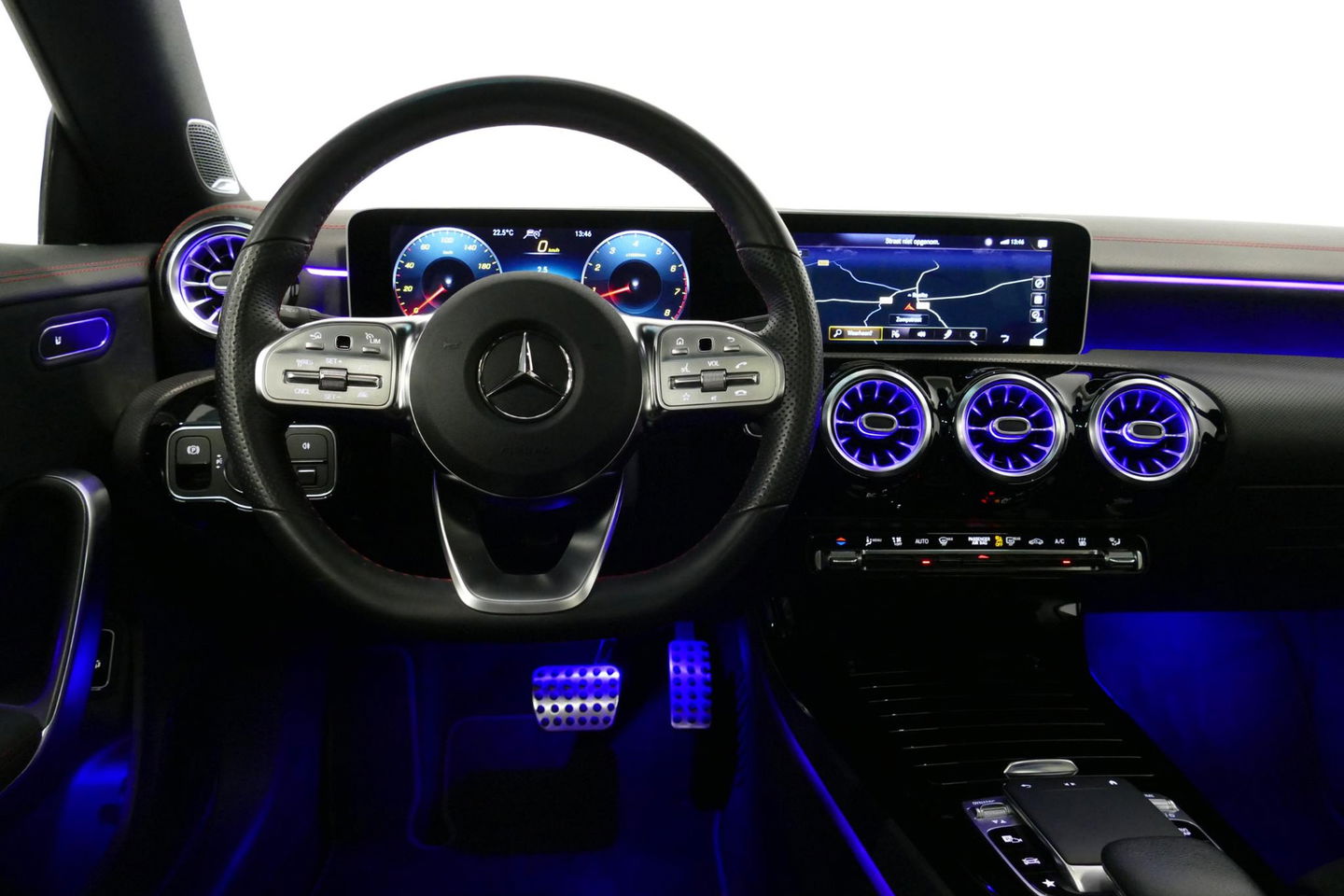 Mercedes-Benz CLA Shooting Brake 220 AMG Line / CLA45 AMG Diffuser / Panamericana Grill / Panoramadak / Burmester Surround Sound / Stoelverwarming / LED High Performance koplampen / Nightpakket / Agility Control / Ambienteverlichting / Widescreen / 19'' LMV / Elektr. bedie