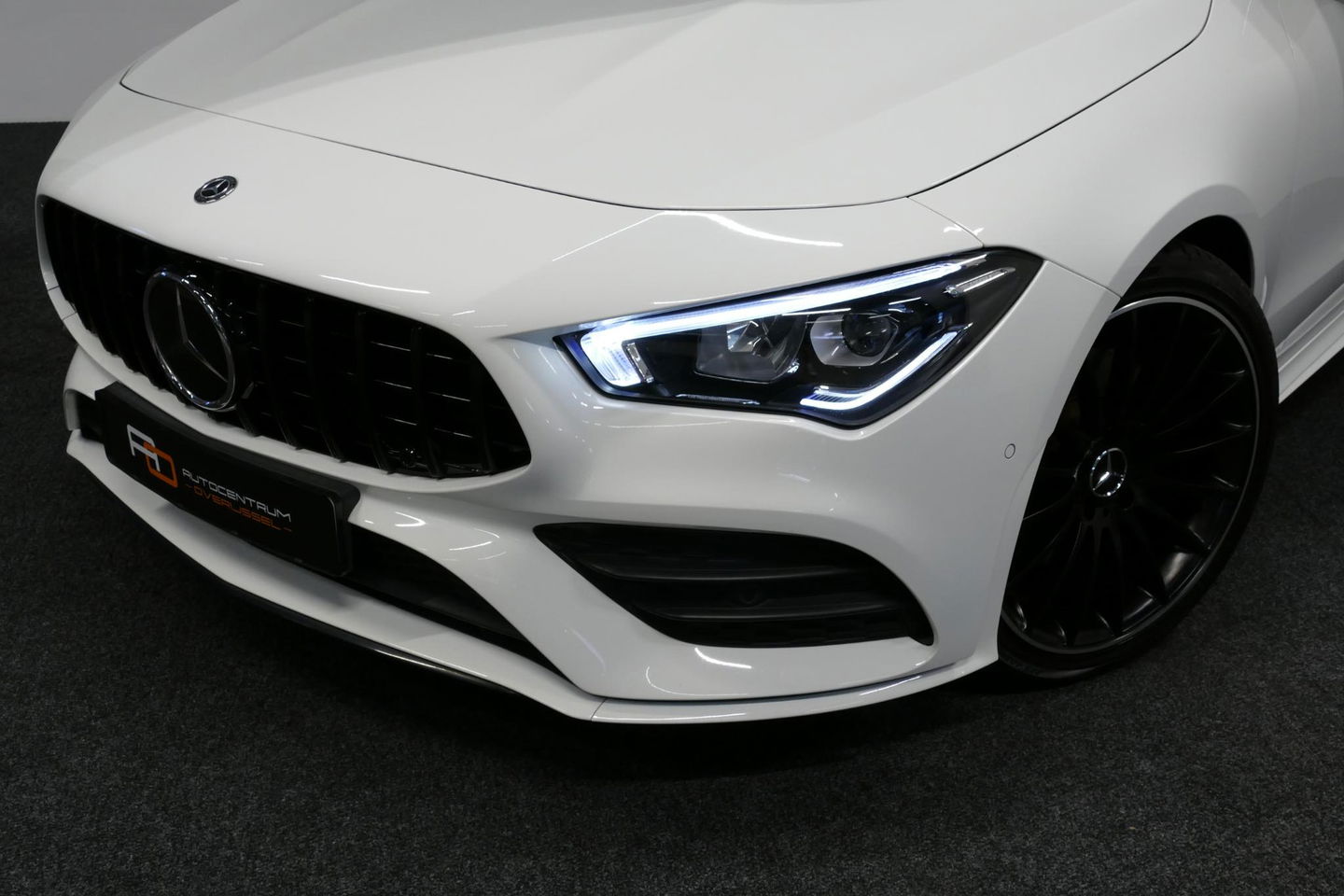 Mercedes-Benz CLA Shooting Brake 220 AMG Line / CLA45 AMG Diffuser / Panamericana Grill / Panoramadak / Burmester Surround Sound / Stoelverwarming / LED High Performance koplampen / Nightpakket / Agility Control / Ambienteverlichting / Widescreen / 19'' LMV / Elektr. bedie