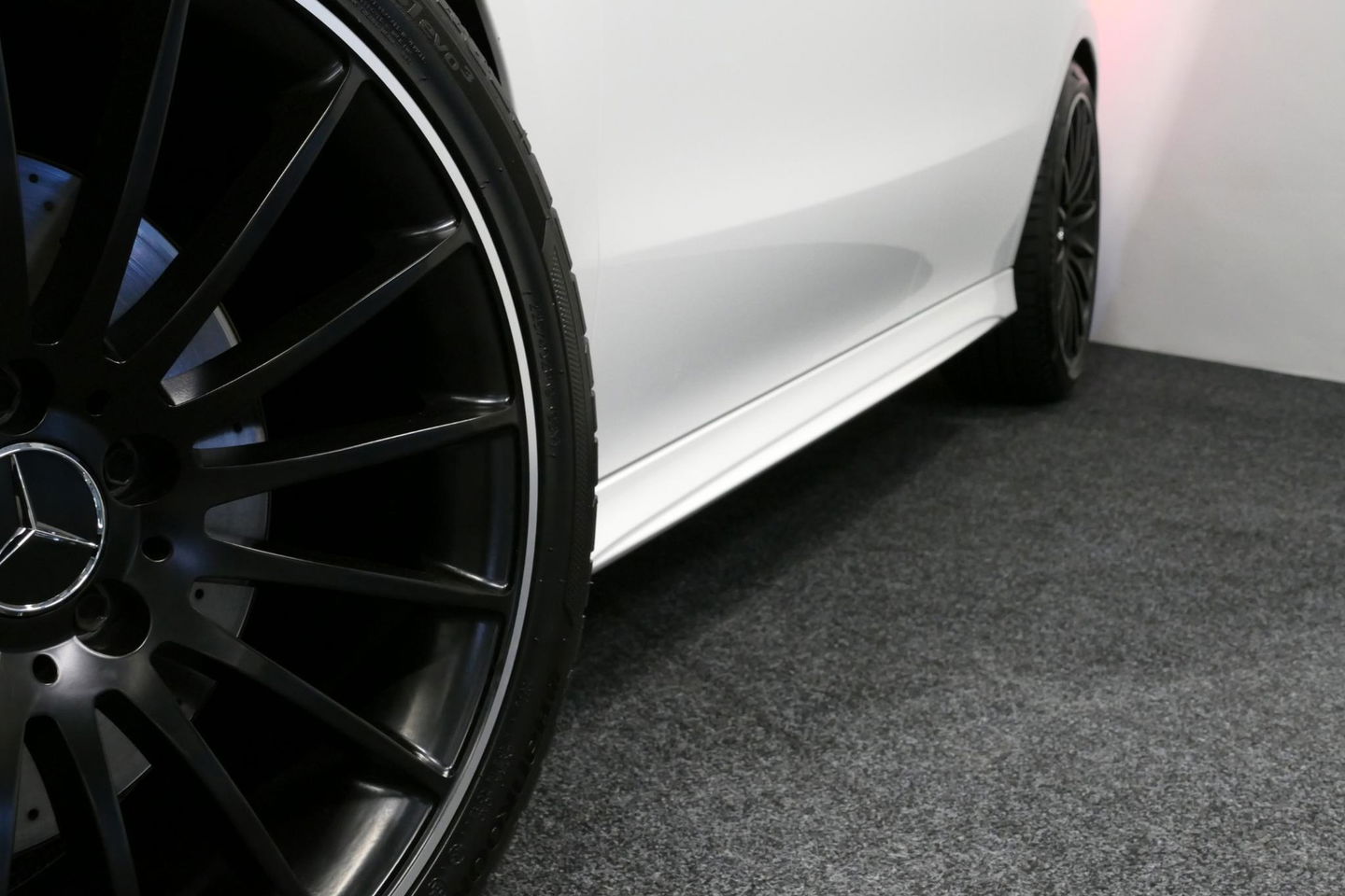 Mercedes-Benz CLA Shooting Brake 220 AMG Line / CLA45 AMG Diffuser / Panamericana Grill / Panoramadak / Burmester Surround Sound / Stoelverwarming / LED High Performance koplampen / Nightpakket / Agility Control / Ambienteverlichting / Widescreen / 19'' LMV / Elektr. bedie