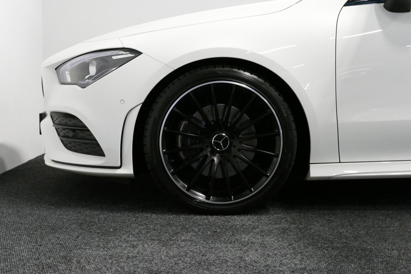 Mercedes-Benz CLA Shooting Brake 220 AMG Line / CLA45 AMG Diffuser / Panamericana Grill / Panoramadak / Burmester Surround Sound / Stoelverwarming / LED High Performance koplampen / Nightpakket / Agility Control / Ambienteverlichting / Widescreen / 19'' LMV / Elektr. bedie