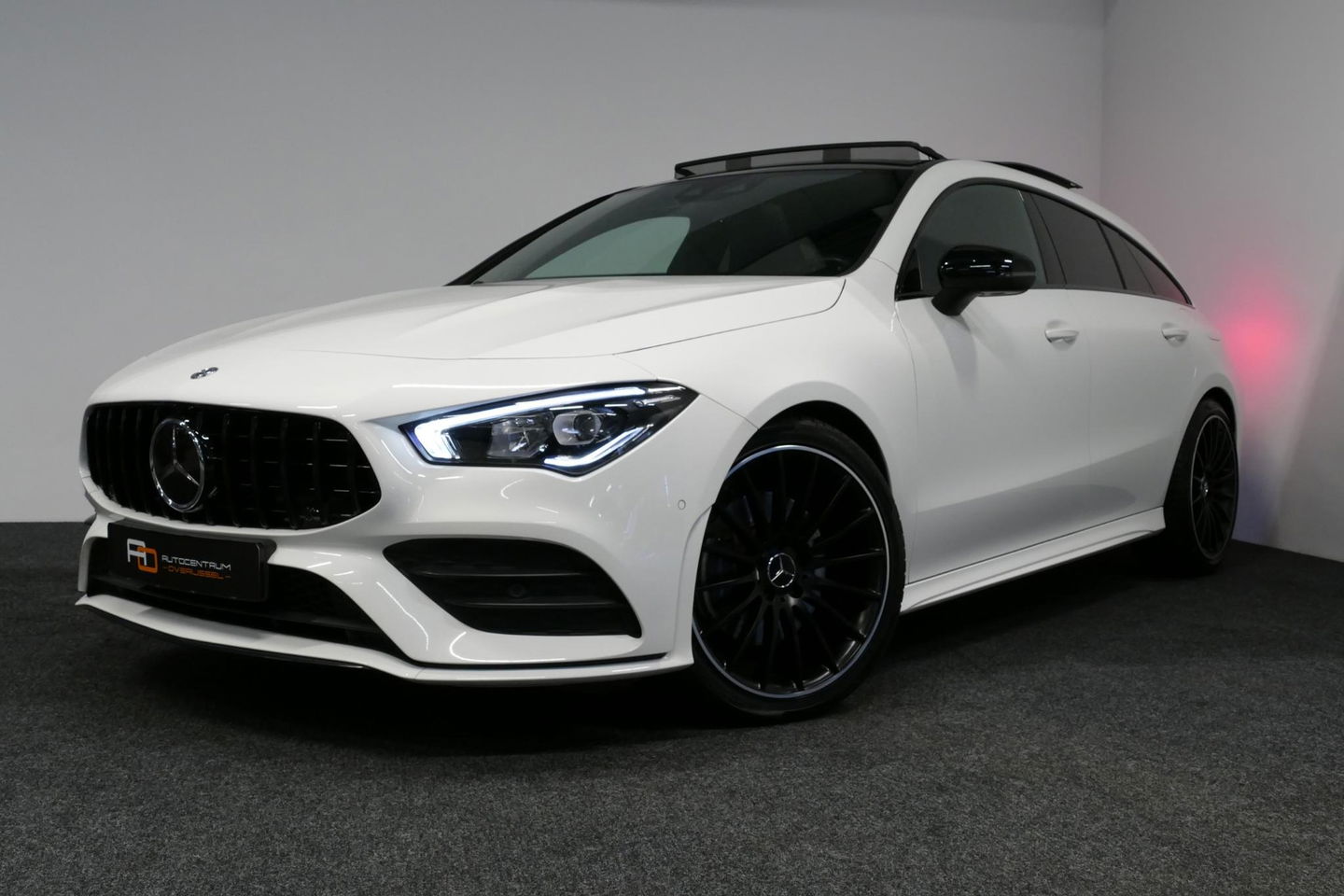 Mercedes-Benz CLA Shooting Brake 220 AMG Line / CLA45 AMG Diffuser / Panamericana Grill / Panoramadak / Burmester Surround Sound / Stoelverwarming / LED High Performance koplampen / Nightpakket / Agility Control / Ambienteverlichting / Widescreen / 19'' LMV / Elektr. bedie
