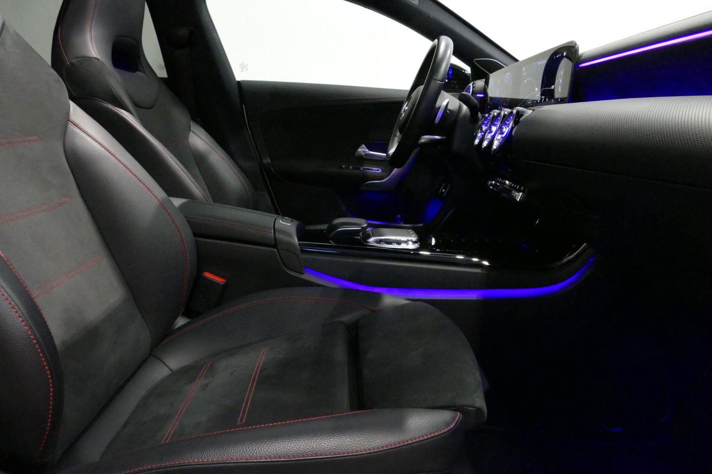 Mercedes-Benz CLA Shooting Brake 220 AMG Line / CLA45 AMG Diffuser / Panamericana Grill / Panoramadak / Burmester Surround Sound / Stoelverwarming / LED High Performance koplampen / Nightpakket / Agility Control / Ambienteverlichting / Widescreen / 19'' LMV / Elektr. bedie