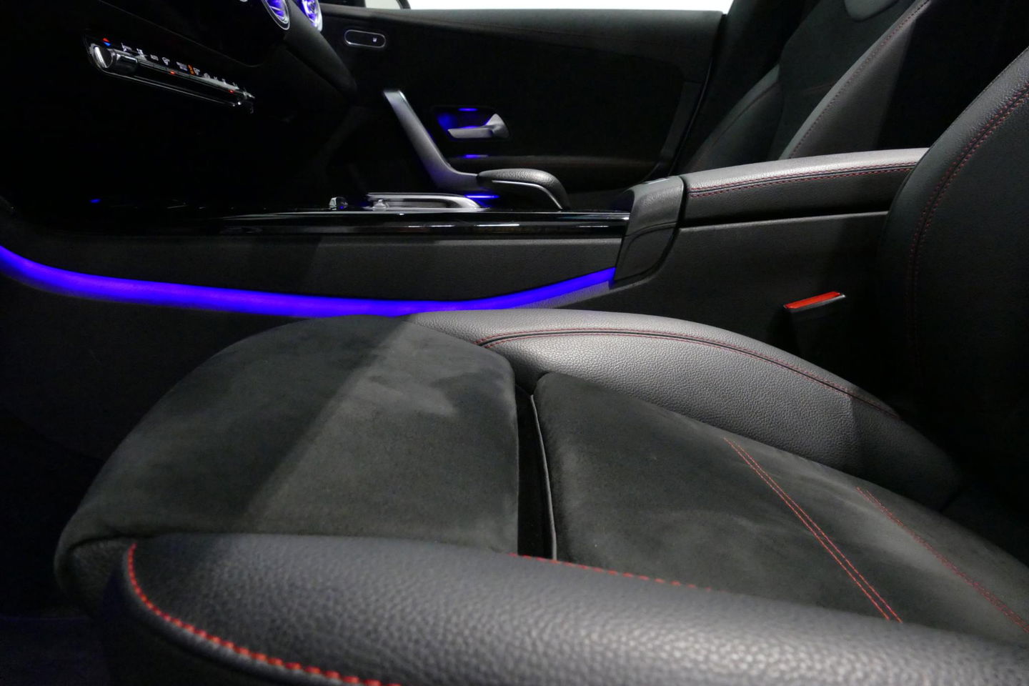 Mercedes-Benz CLA Shooting Brake 220 AMG Line / CLA45 AMG Diffuser / Panamericana Grill / Panoramadak / Burmester Surround Sound / Stoelverwarming / LED High Performance koplampen / Nightpakket / Agility Control / Ambienteverlichting / Widescreen / 19'' LMV / Elektr. bedie