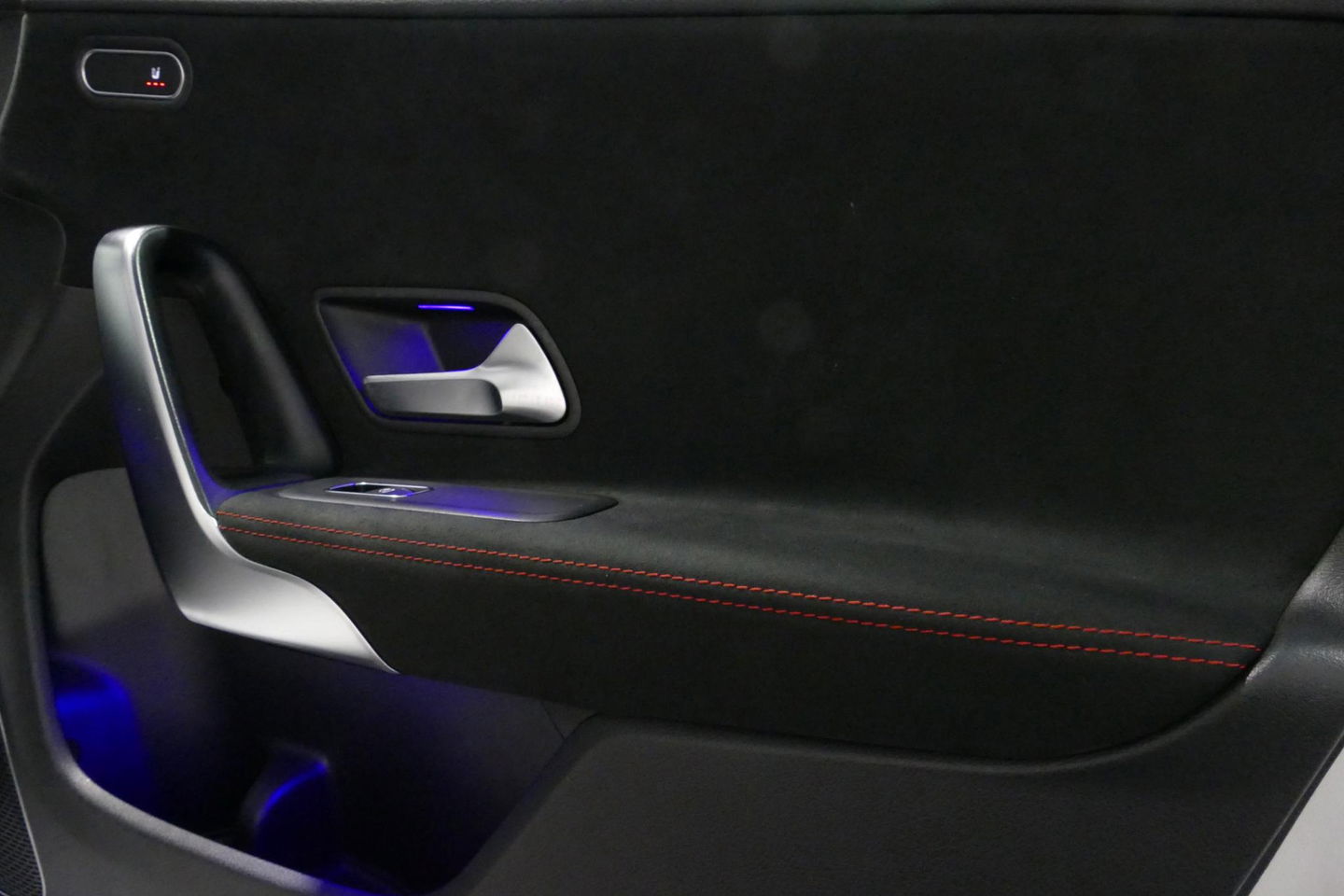 Mercedes-Benz CLA Shooting Brake 220 AMG Line / CLA45 AMG Diffuser / Panamericana Grill / Panoramadak / Burmester Surround Sound / Stoelverwarming / LED High Performance koplampen / Nightpakket / Agility Control / Ambienteverlichting / Widescreen / 19'' LMV / Elektr. bedie