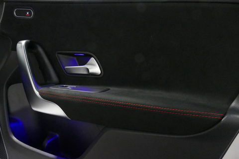 Mercedes-Benz CLA Shooting Brake 220 AMG Line / CLA45 AMG Diffuser / Panamericana Grill / Panoramadak / Burmester Surround Sound / Stoelverwarming / LED High Performance koplampen / Nightpakket / Agility Control / Ambienteverlichting / Widescreen / 19'' LMV / Elektr. bedie