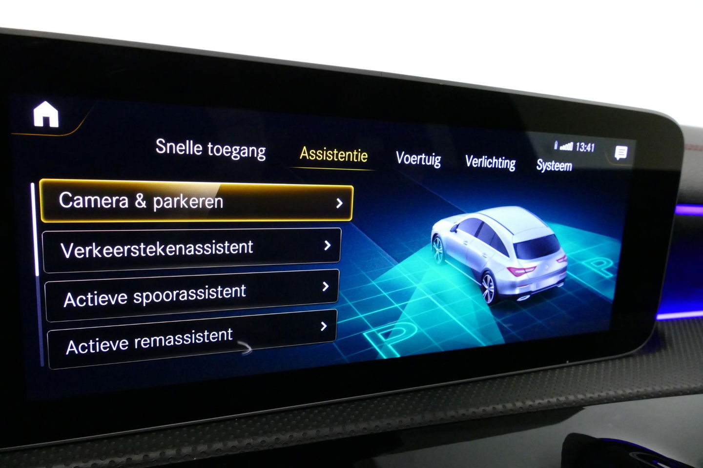 Mercedes-Benz CLA Shooting Brake 220 AMG Line / CLA45 AMG Diffuser / Panamericana Grill / Panoramadak / Burmester Surround Sound / Stoelverwarming / LED High Performance koplampen / Nightpakket / Agility Control / Ambienteverlichting / Widescreen / 19'' LMV / Elektr. bedie