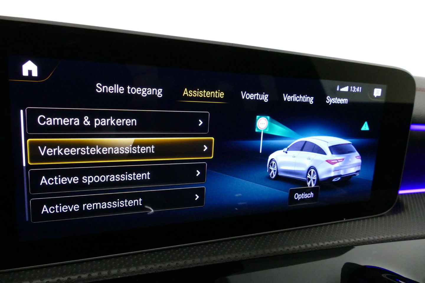 Mercedes-Benz CLA Shooting Brake 220 AMG Line / CLA45 AMG Diffuser / Panamericana Grill / Panoramadak / Burmester Surround Sound / Stoelverwarming / LED High Performance koplampen / Nightpakket / Agility Control / Ambienteverlichting / Widescreen / 19'' LMV / Elektr. bedie