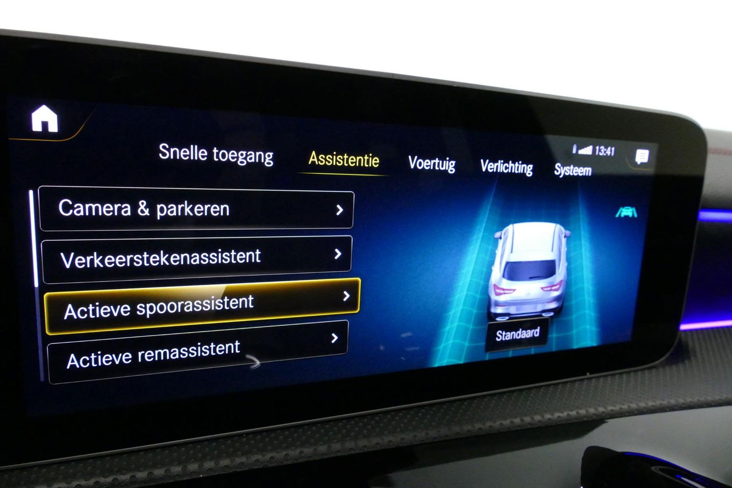 Mercedes-Benz CLA Shooting Brake 220 AMG Line / CLA45 AMG Diffuser / Panamericana Grill / Panoramadak / Burmester Surround Sound / Stoelverwarming / LED High Performance koplampen / Nightpakket / Agility Control / Ambienteverlichting / Widescreen / 19'' LMV / Elektr. bedie