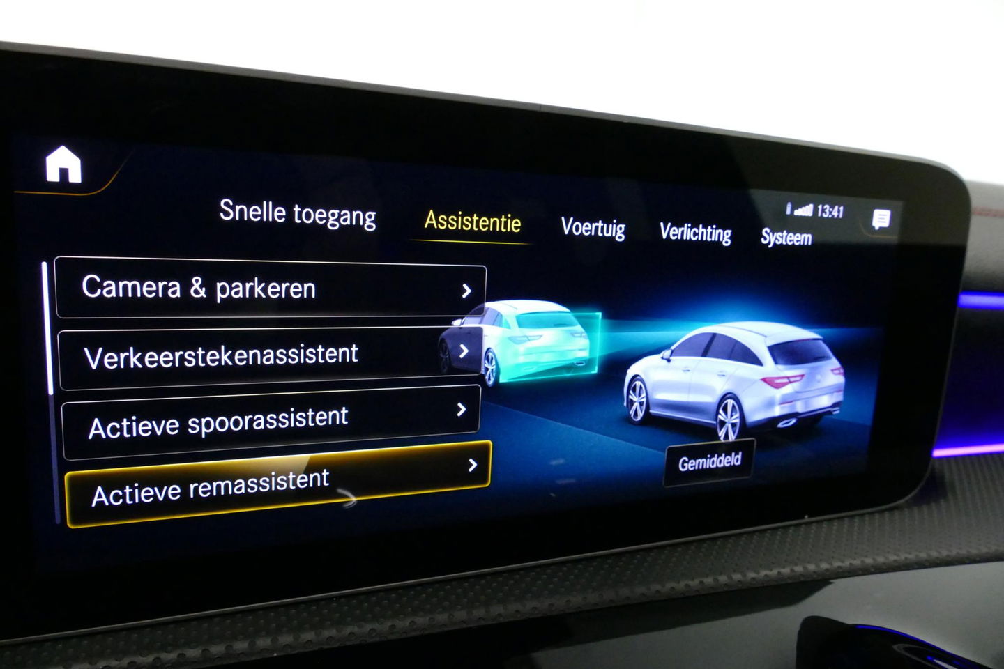 Mercedes-Benz CLA Shooting Brake 220 AMG Line / CLA45 AMG Diffuser / Panamericana Grill / Panoramadak / Burmester Surround Sound / Stoelverwarming / LED High Performance koplampen / Nightpakket / Agility Control / Ambienteverlichting / Widescreen / 19'' LMV / Elektr. bedie