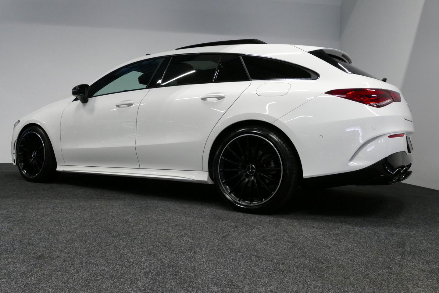 Mercedes-Benz CLA Shooting Brake 220 AMG Line / CLA45 AMG Diffuser / Panamericana Grill / Panoramadak / Burmester Surround Sound / Stoelverwarming / LED High Performance koplampen / Nightpakket / Agility Control / Ambienteverlichting / Widescreen / 19'' LMV / Elektr. bedie