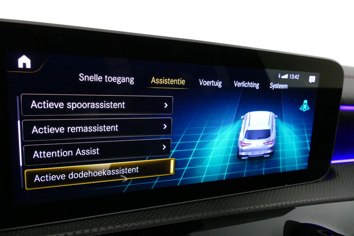 Mercedes-Benz CLA Shooting Brake 220 AMG Line / CLA45 AMG Diffuser / Panamericana Grill / Panoramadak / Burmester Surround Sound / Stoelverwarming / LED High Performance koplampen / Nightpakket / Agility Control / Ambienteverlichting / Widescreen / 19'' LMV / Elektr. bedie