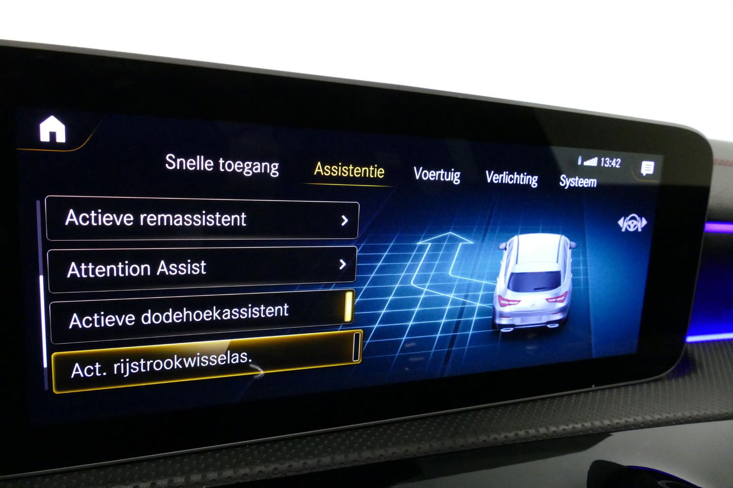 Mercedes-Benz CLA Shooting Brake 220 AMG Line / CLA45 AMG Diffuser / Panamericana Grill / Panoramadak / Burmester Surround Sound / Stoelverwarming / LED High Performance koplampen / Nightpakket / Agility Control / Ambienteverlichting / Widescreen / 19'' LMV / Elektr. bedie