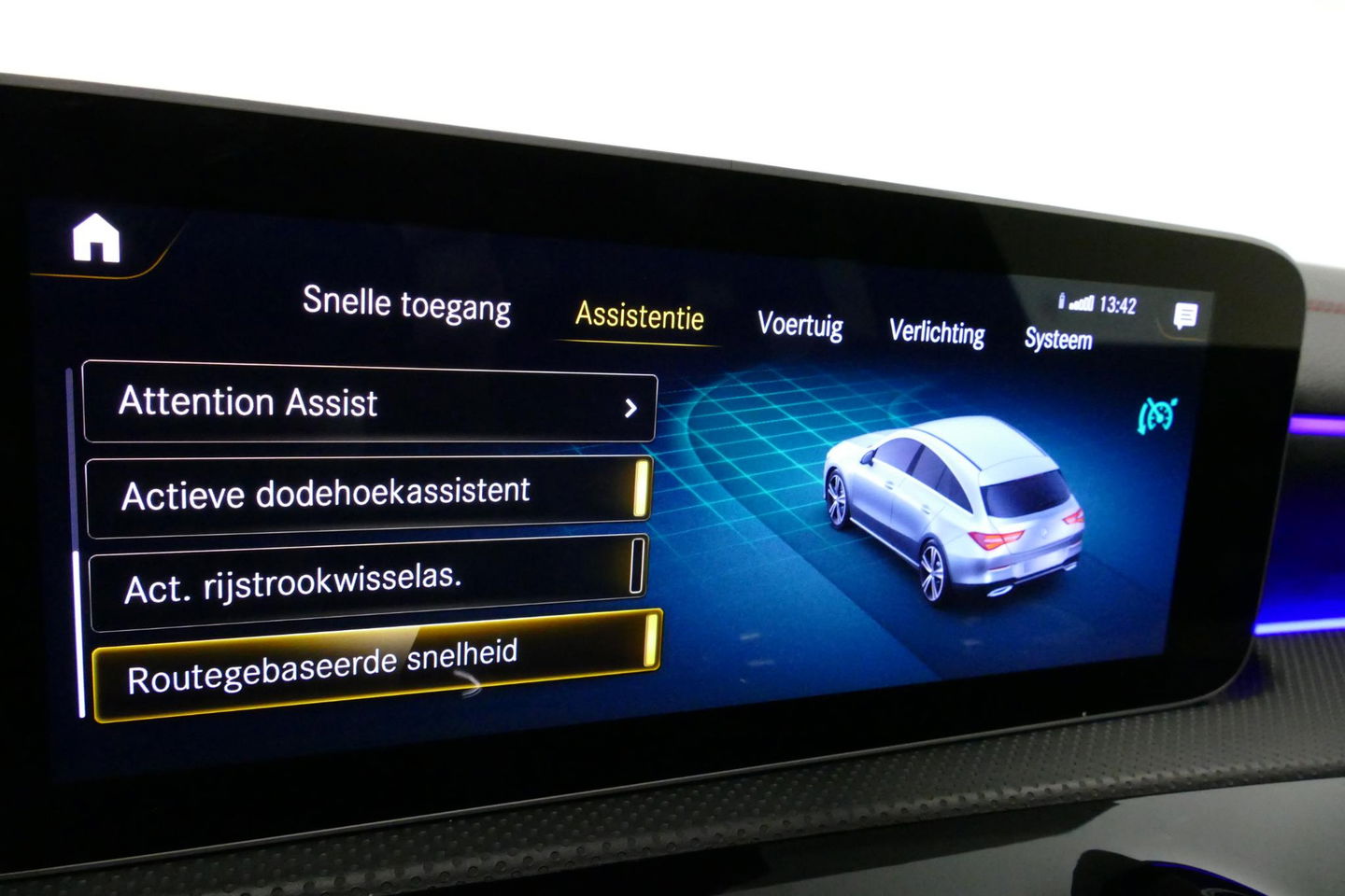 Mercedes-Benz CLA Shooting Brake 220 AMG Line / CLA45 AMG Diffuser / Panamericana Grill / Panoramadak / Burmester Surround Sound / Stoelverwarming / LED High Performance koplampen / Nightpakket / Agility Control / Ambienteverlichting / Widescreen / 19'' LMV / Elektr. bedie