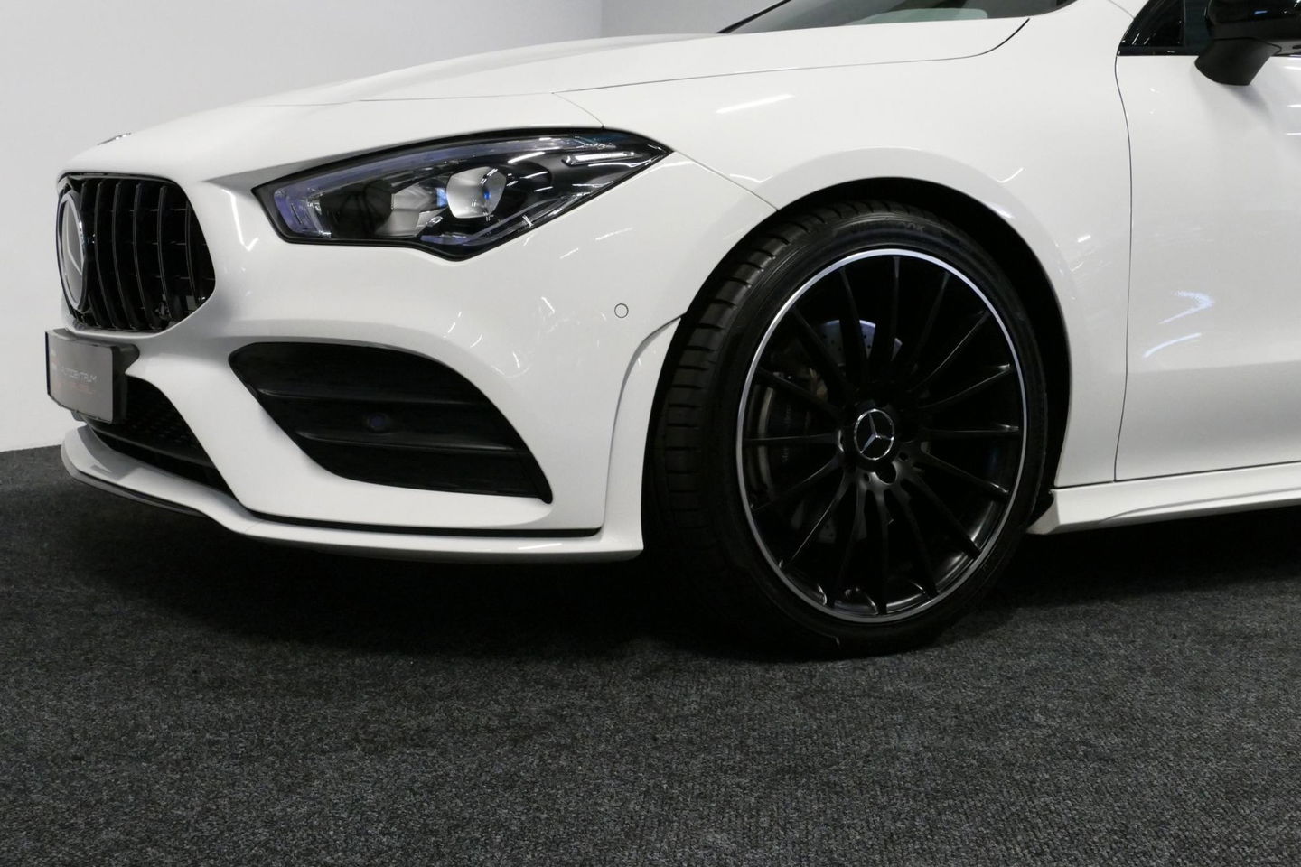 Mercedes-Benz CLA Shooting Brake 220 AMG Line / CLA45 AMG Diffuser / Panamericana Grill / Panoramadak / Burmester Surround Sound / Stoelverwarming / LED High Performance koplampen / Nightpakket / Agility Control / Ambienteverlichting / Widescreen / 19'' LMV / Elektr. bedie