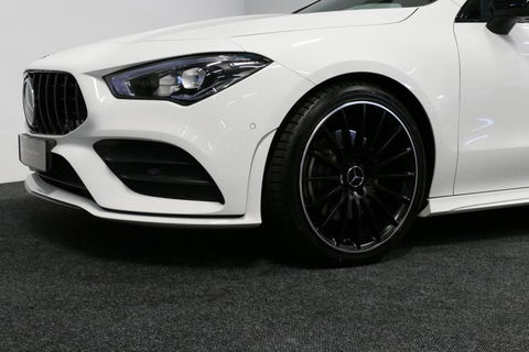 Mercedes-Benz CLA Shooting Brake 220 AMG Line / CLA45 AMG Diffuser / Panamericana Grill / Panoramadak / Burmester Surround Sound / Stoelverwarming / LED High Performance koplampen / Nightpakket / Agility Control / Ambienteverlichting / Widescreen / 19'' LMV / Elektr. bedie