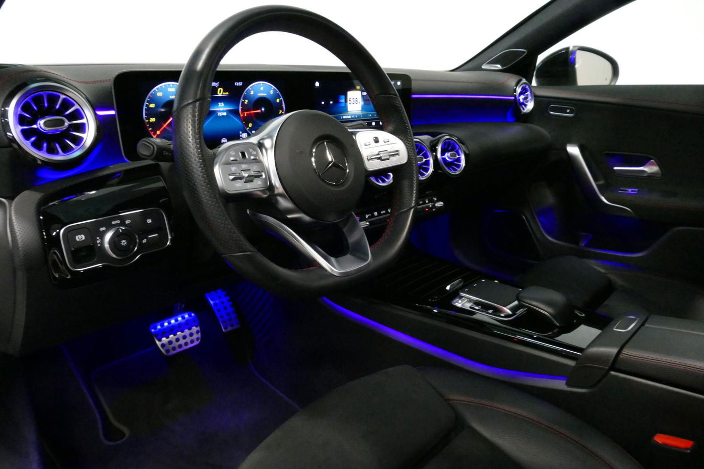 Mercedes-Benz CLA Shooting Brake 220 AMG Line / CLA45 AMG Diffuser / Panamericana Grill / Panoramadak / Burmester Surround Sound / Stoelverwarming / LED High Performance koplampen / Nightpakket / Agility Control / Ambienteverlichting / Widescreen / 19'' LMV / Elektr. bedie