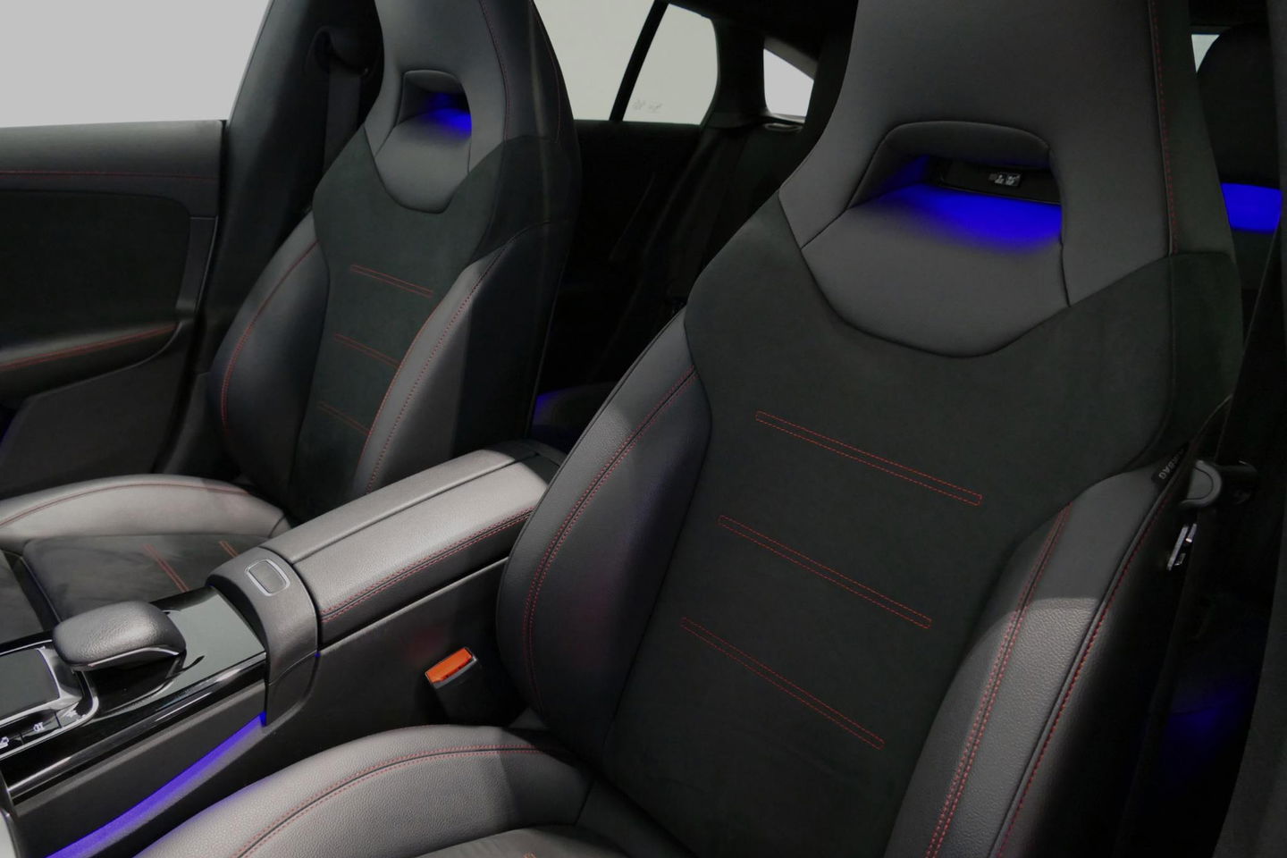 Mercedes-Benz CLA Shooting Brake 220 AMG Line / CLA45 AMG Diffuser / Panamericana Grill / Panoramadak / Burmester Surround Sound / Stoelverwarming / LED High Performance koplampen / Nightpakket / Agility Control / Ambienteverlichting / Widescreen / 19'' LMV / Elektr. bedie