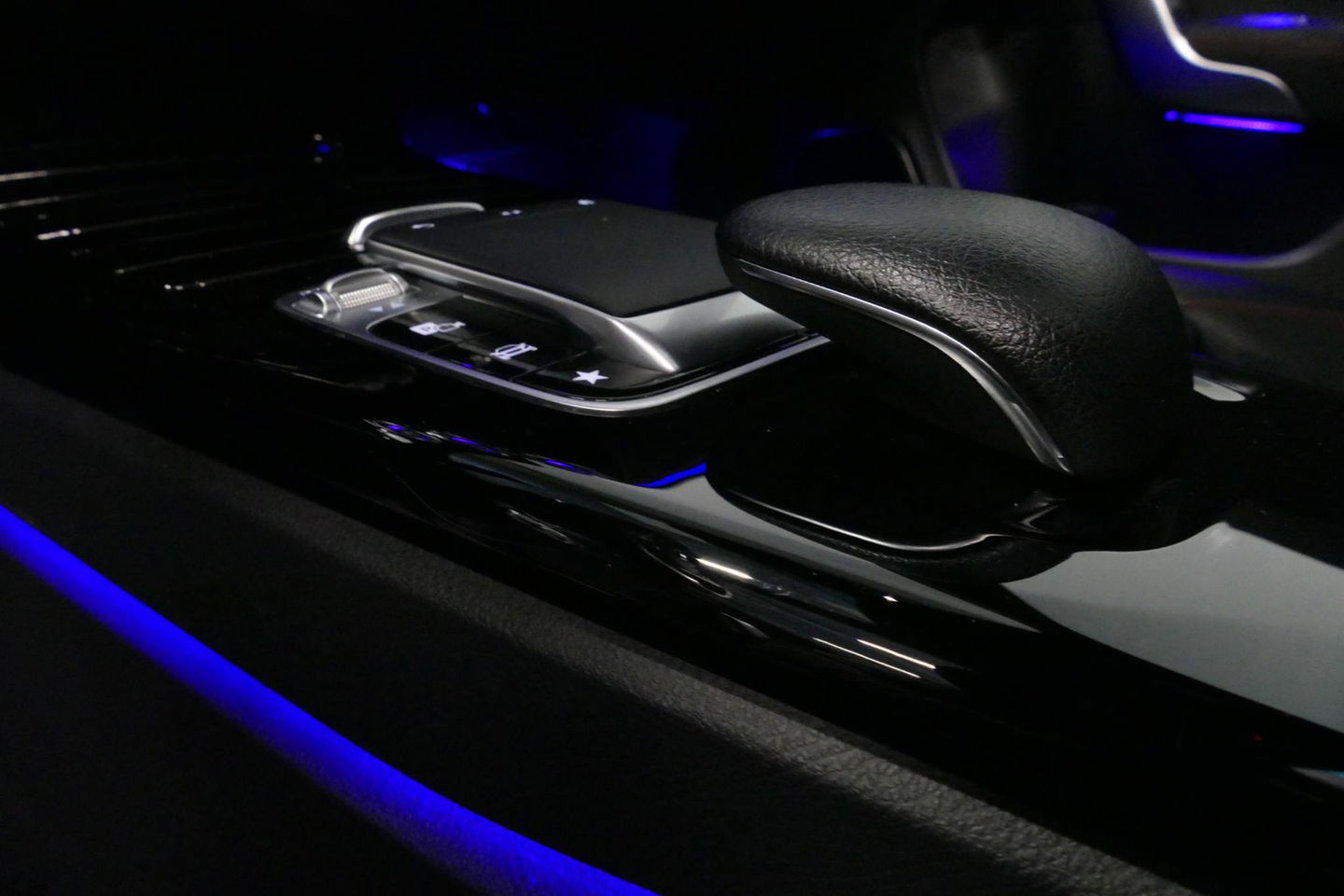 Mercedes-Benz CLA Shooting Brake 220 AMG Line / CLA45 AMG Diffuser / Panamericana Grill / Panoramadak / Burmester Surround Sound / Stoelverwarming / LED High Performance koplampen / Nightpakket / Agility Control / Ambienteverlichting / Widescreen / 19'' LMV / Elektr. bedie