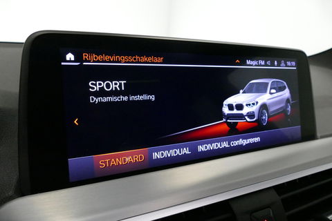 BMW X3 xDrive20i M Sport / Panoramadak / Elektr. verstelbare stoelen (best. memory) / Stoelverwarming / Ambienteverlichting / Apple Carplay - Andriod Auto / Lederen bekleding / M Aerodynamicapakket / Achterbank verwarming / Achteruitrijcamera / Cruise Control / 