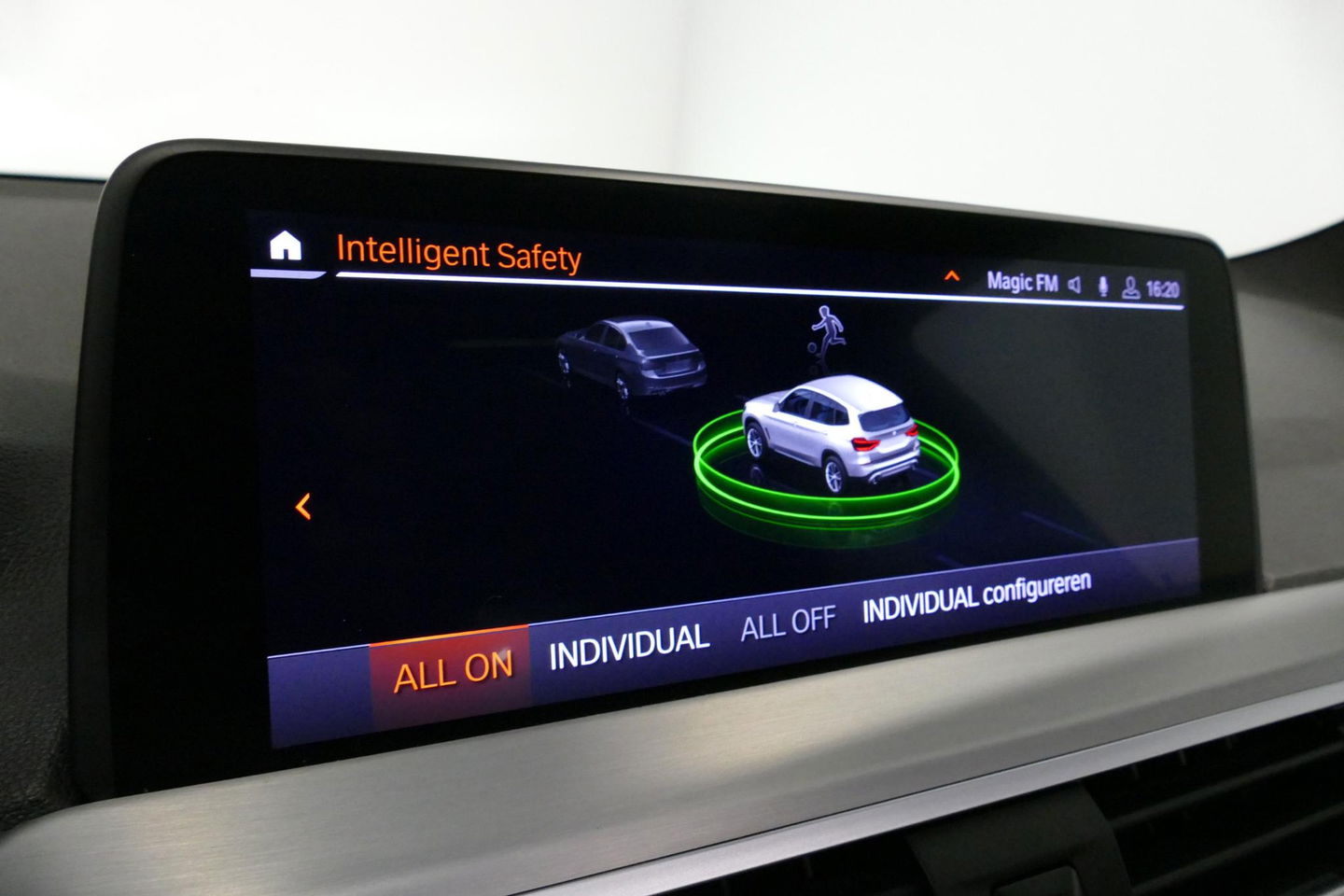 BMW X3 xDrive20i M Sport / Panoramadak / Elektr. verstelbare stoelen (best. memory) / Stoelverwarming / Ambienteverlichting / Apple Carplay - Andriod Auto / Lederen bekleding / M Aerodynamicapakket / Achterbank verwarming / Achteruitrijcamera / Cruise Control / 