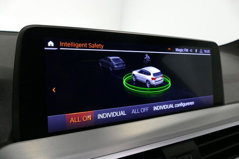 BMW X3 xDrive20i M Sport / Panoramadak / Elektr. verstelbare stoelen (best. memory) / Stoelverwarming / Ambienteverlichting / Apple Carplay - Andriod Auto / Lederen bekleding / M Aerodynamicapakket / Achterbank verwarming / Achteruitrijcamera / Cruise Control / 