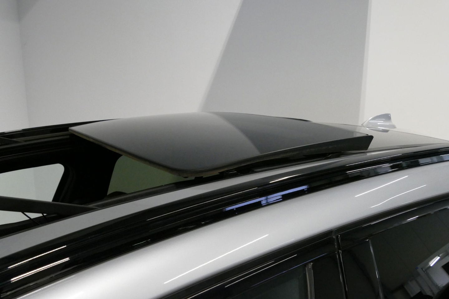 BMW X3 xDrive20i M Sport / Panoramadak / Elektr. verstelbare stoelen (best. memory) / Stoelverwarming / Ambienteverlichting / Apple Carplay - Andriod Auto / Lederen bekleding / M Aerodynamicapakket / Achterbank verwarming / Achteruitrijcamera / Cruise Control / 