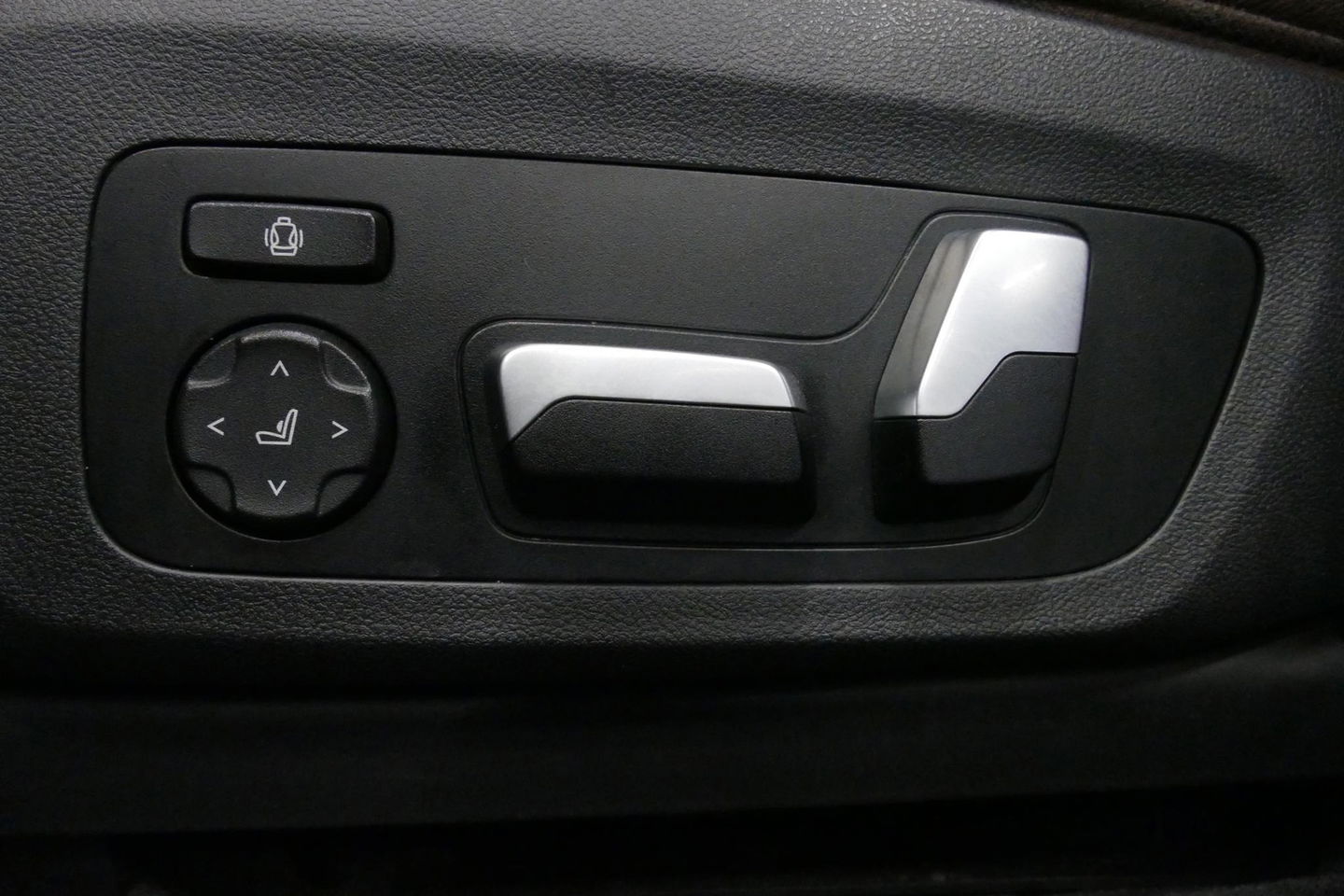 BMW X3 xDrive20i M Sport / Panoramadak / Elektr. verstelbare stoelen (best. memory) / Stoelverwarming / Ambienteverlichting / Apple Carplay - Andriod Auto / Lederen bekleding / M Aerodynamicapakket / Achterbank verwarming / Achteruitrijcamera / Cruise Control / 