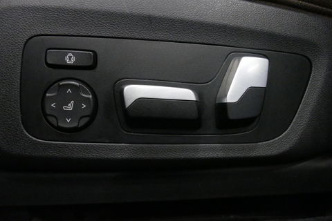 BMW X3 xDrive20i M Sport / Panoramadak / Elektr. verstelbare stoelen (best. memory) / Stoelverwarming / Ambienteverlichting / Apple Carplay - Andriod Auto / Lederen bekleding / M Aerodynamicapakket / Achterbank verwarming / Achteruitrijcamera / Cruise Control / 